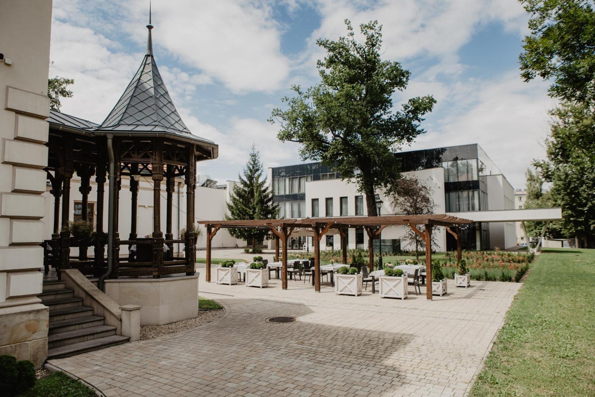 Polanka Conference Center Hotel Krosno Exterior photo